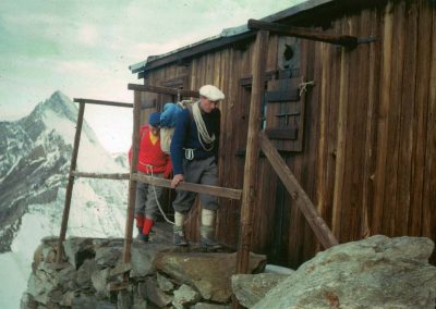 Capanna Luigi Amedeo 1965 circa. Una cordata esce dalla capanna per iniziare la salita al Cervino.